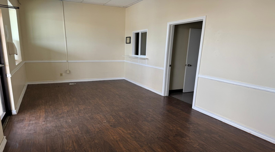 1405 Jacaman Rd, LAREDO, Texas 78041, 1 Room Rooms,1 BathroomBathrooms,Commercial retail/office,For Rent,1405 Jacaman Rd,20261518