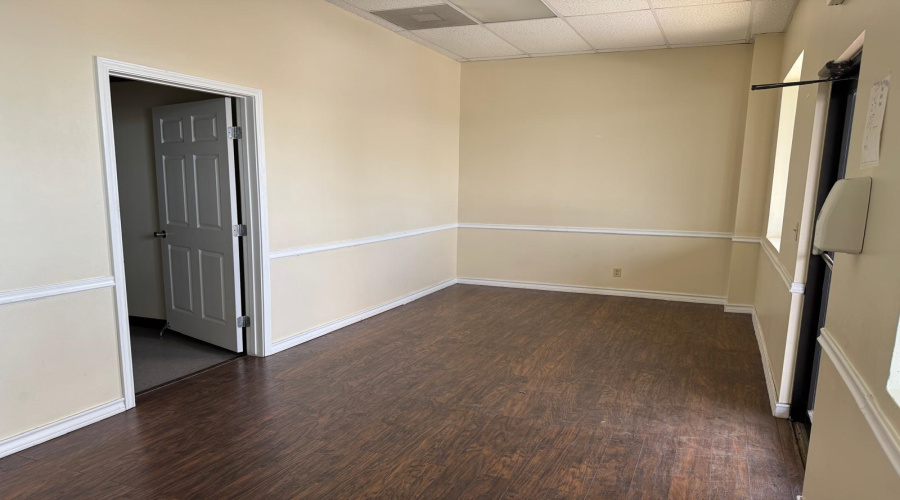 1405 Jacaman Rd, LAREDO, Texas 78041, 1 Room Rooms,1 BathroomBathrooms,Commercial retail/office,For Rent,1405 Jacaman Rd,20261518