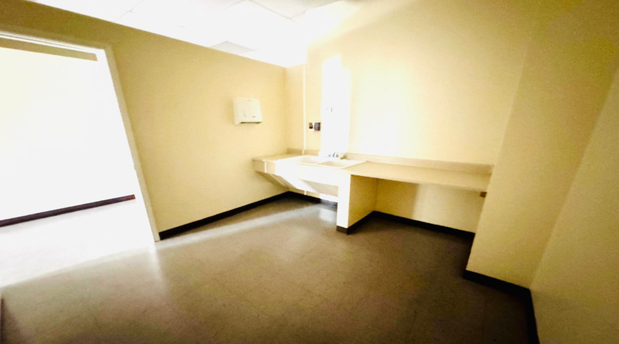 1405 Jacaman Rd, LAREDO, Texas 78041, 1 Room Rooms,1 BathroomBathrooms,Commercial retail/office,For Rent,1405 Jacaman Rd,20261518