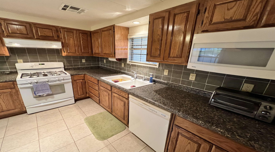 19 Hatfield Ln., Zapata, Texas 78076, 3 Bedrooms Bedrooms, 6 Rooms Rooms,3 BathroomsBathrooms,Residential,For Sale,19 Hatfield Ln.,20254343