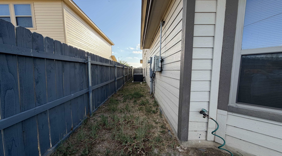 8711 Owlcreek Pass Ct, Laredo, Texas 78045, 4 Bedrooms Bedrooms, 7 Rooms Rooms,3 BathroomsBathrooms,Residential,For Sale,8711 Owlcreek Pass Ct,20261520