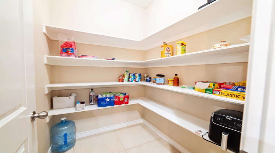 6010 Maryam Dr., Laredo, Texas 78041, 4 Bedrooms Bedrooms, 6 Rooms Rooms,2 BathroomsBathrooms,Residential,For Sale,6010 Maryam Dr.,20261521