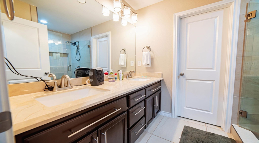 6010 Maryam Dr., Laredo, Texas 78041, 4 Bedrooms Bedrooms, 6 Rooms Rooms,2 BathroomsBathrooms,Residential,For Sale,6010 Maryam Dr.,20261521