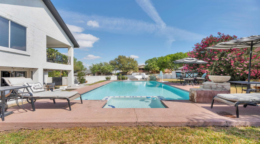 4101 Toluca St, Laredo, Texas 78046, 4 Bedrooms Bedrooms, 10 Rooms Rooms,4 BathroomsBathrooms,Residential,For Sale,4101 Toluca St,20261528