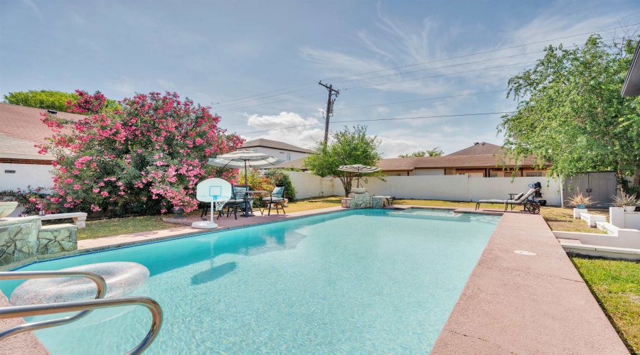 4101 Toluca St, Laredo, Texas 78046, 4 Bedrooms Bedrooms, 10 Rooms Rooms,4 BathroomsBathrooms,Residential,For Sale,4101 Toluca St,20261528