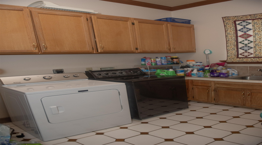 8912 Siller Lp, LAREDO, Texas 78045, 5 Bedrooms Bedrooms, 8 Rooms Rooms,3 BathroomsBathrooms,Residential,For Sale,8912 Siller Lp,20261530