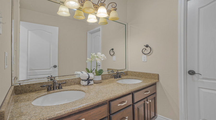 202 Lake Powell Dr, Laredo, Texas 78041, 4 Bedrooms Bedrooms, 7 Rooms Rooms,3 BathroomsBathrooms,Residential,For Sale,202 Lake Powell Dr,20254043