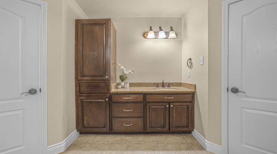 202 Lake Powell Dr, Laredo, Texas 78041, 4 Bedrooms Bedrooms, 7 Rooms Rooms,3 BathroomsBathrooms,Residential,For Sale,202 Lake Powell Dr,20254043