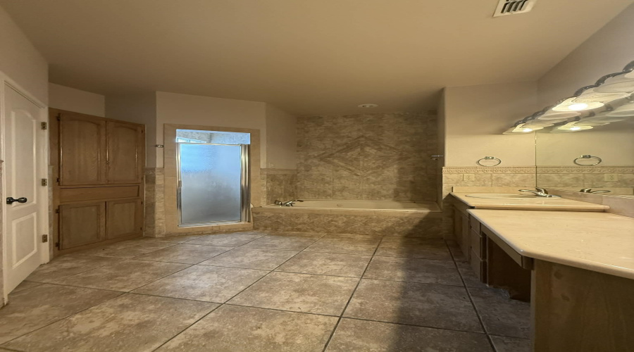 315 Baffin Bay Dr, Laredo, Texas 78041, 4 Bedrooms Bedrooms, 11 Rooms Rooms,2 BathroomsBathrooms,Residential,For Sale,315 Baffin Bay Dr,20260851