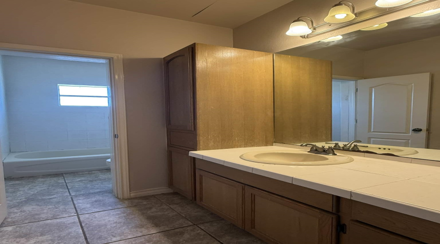 315 Baffin Bay Dr, Laredo, Texas 78041, 4 Bedrooms Bedrooms, 11 Rooms Rooms,2 BathroomsBathrooms,Residential,For Sale,315 Baffin Bay Dr,20260851