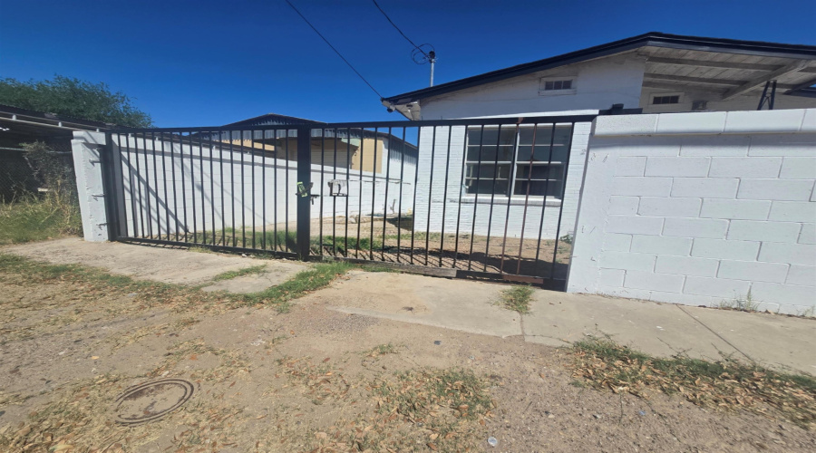 2805 Salinas Ave, Laredo, Texas 78040, 1 Room Rooms,4 BathroomsBathrooms,Commercial retail/office,For Sale,2805 Salinas Ave,20261556
