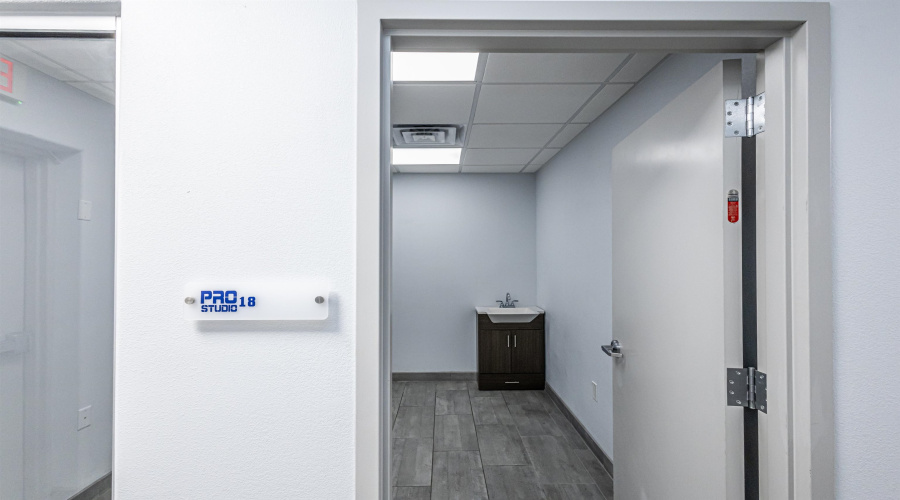 900 Hillside Rd, LAREDO, Texas 78041, 21 Rooms Rooms,2 BathroomsBathrooms,Commercial retail/office,For Rent,900 Hillside Rd,20261557