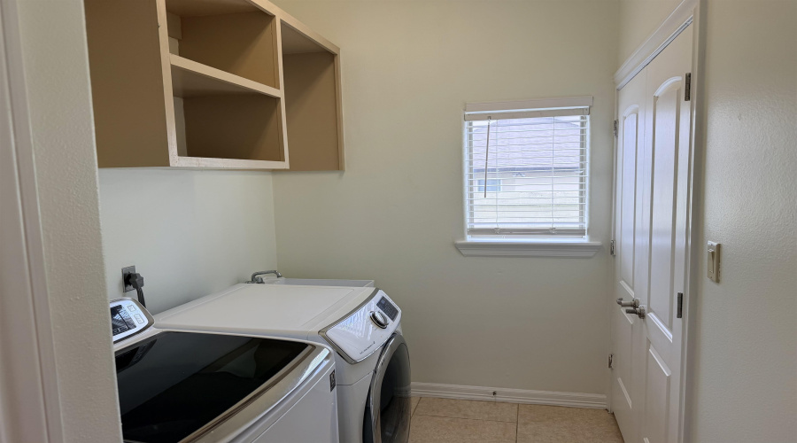 7221 Lake Victoria Rd, Laredo, Texas 78041, 3 Bedrooms Bedrooms, 7 Rooms Rooms,2 BathroomsBathrooms,Residential,For Sale,7221 Lake Victoria Rd,20261572