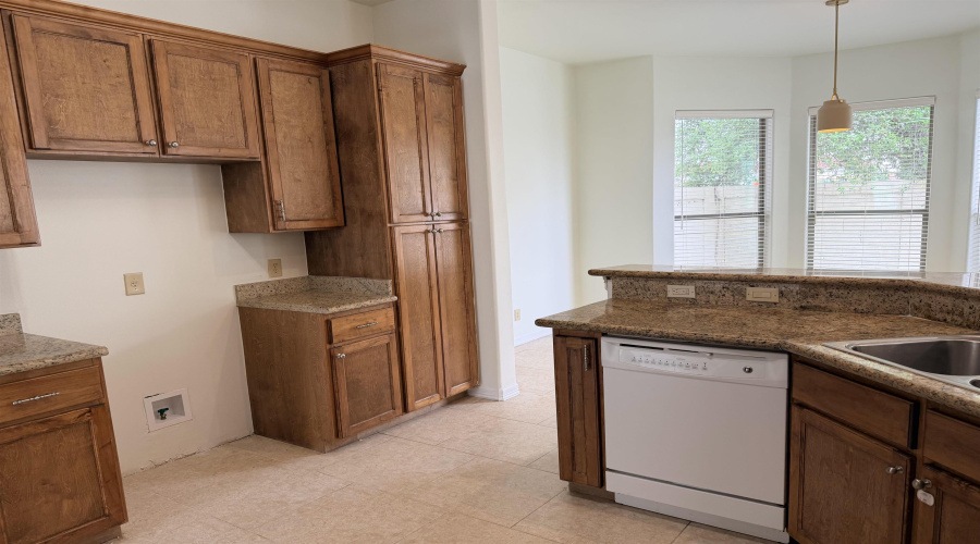 7221 Lake Victoria Rd, Laredo, Texas 78041, 3 Bedrooms Bedrooms, 7 Rooms Rooms,2 BathroomsBathrooms,Residential,For Sale,7221 Lake Victoria Rd,20261572