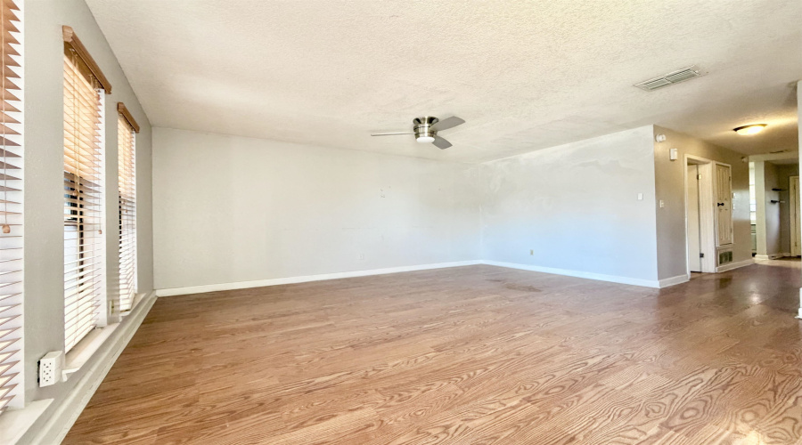 101 W Del Mar Blvd, LAREDO, Texas 78045, 3 Bedrooms Bedrooms, 5 Rooms Rooms,2 BathroomsBathrooms,Residential,For Sale,101 W Del Mar Blvd,20261576