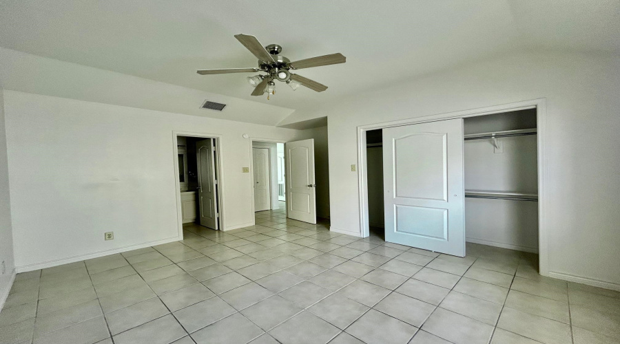 1752 Tiara Trl, Laredo, Texas 78045, 2 Bedrooms Bedrooms, 5 Rooms Rooms,2 BathroomsBathrooms,Residential,For Rent,1752 Tiara Trl,20261584