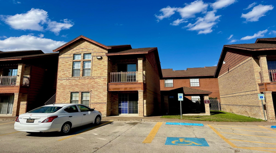 1752 Tiara Trl, Laredo, Texas 78045, 2 Bedrooms Bedrooms, 5 Rooms Rooms,2 BathroomsBathrooms,Residential,For Rent,1752 Tiara Trl,20261584