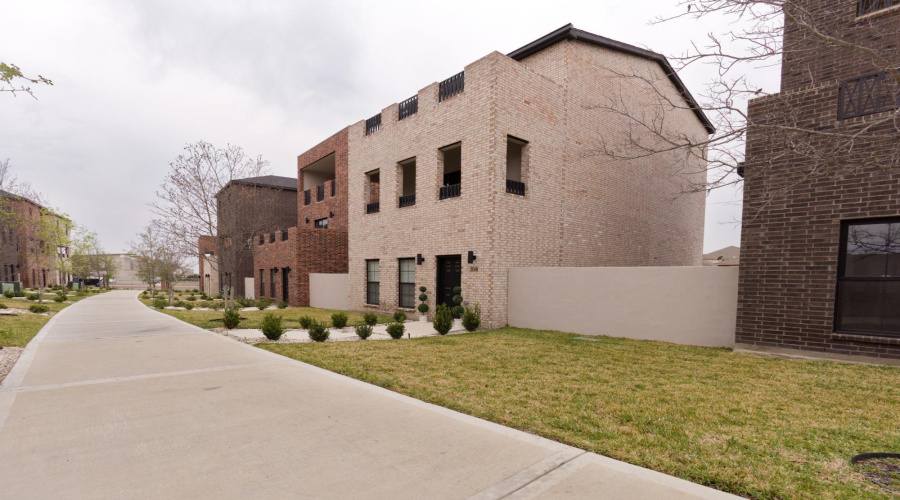 210 Veracruz Dr., Laredo, Texas 78045, 3 Bedrooms Bedrooms, 5 Rooms Rooms,2 BathroomsBathrooms,Residential,For Sale,210 Veracruz Dr.,20261608