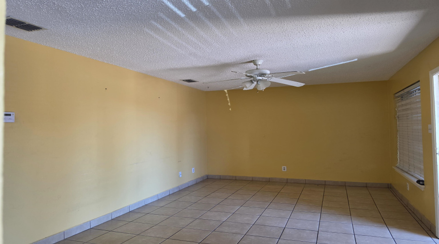 5302 Springfield Ave, Laredo, Texas 78041, 2 Bedrooms Bedrooms, 4 Rooms Rooms,1 BathroomBathrooms,Residential,For Rent,5302 Springfield Ave,20261609
