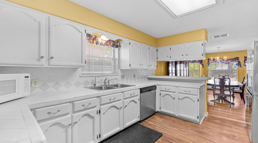 1605 Sherwood Dr, Laredo, Texas 78045, 3 Bedrooms Bedrooms, 5 Rooms Rooms,2 BathroomsBathrooms,Residential,For Sale,1605 Sherwood Dr,20261624