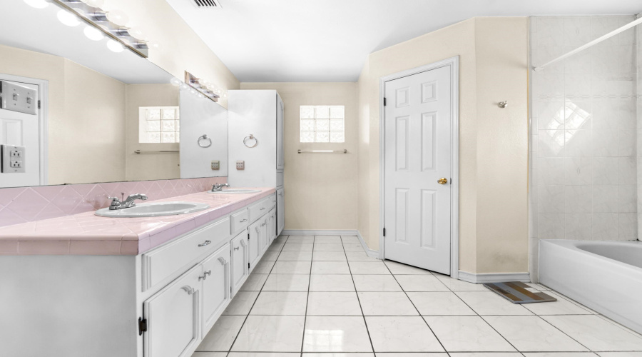 1605 Sherwood Dr, Laredo, Texas 78045, 3 Bedrooms Bedrooms, 5 Rooms Rooms,2 BathroomsBathrooms,Residential,For Sale,1605 Sherwood Dr,20261624