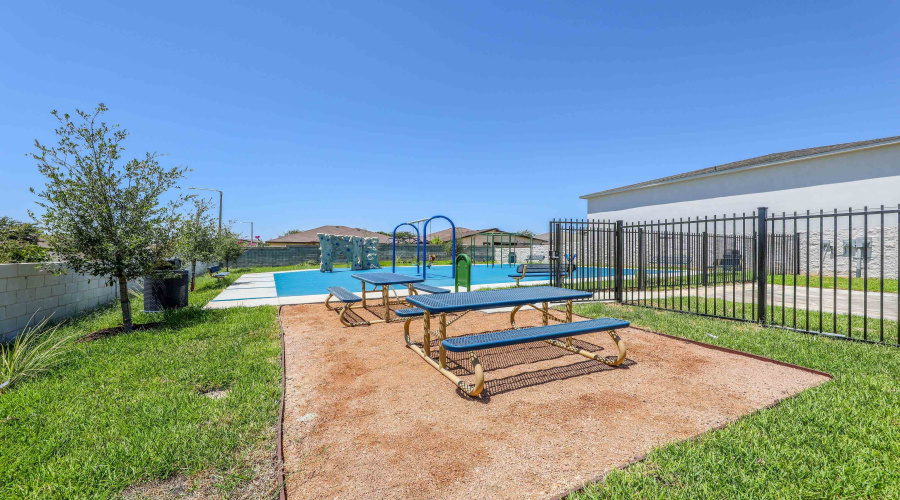 9921 Borna, LAREDO, Texas 78045, 3 Bedrooms Bedrooms, 7 Rooms Rooms,2 BathroomsBathrooms,Residential,For Sale,9921 Borna,20261628