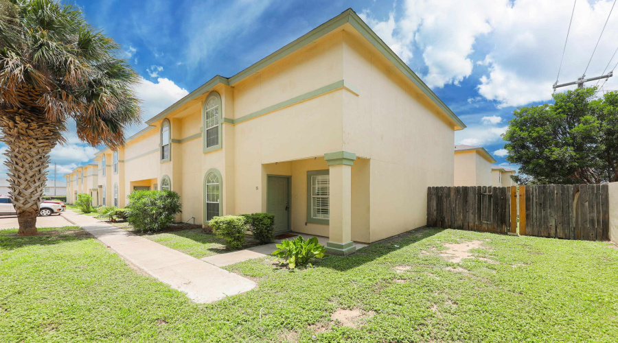 1000 Ranchway Dr, Laredo, Texas 78045, 3 Bedrooms Bedrooms, 6 Rooms Rooms,3 BathroomsBathrooms,Residential,For Sale,1000 Ranchway Dr,20261629