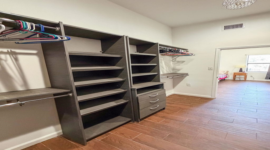 710 N Martin Ave, Laredo, Texas 78043, 5 Bedrooms Bedrooms, 8 Rooms Rooms,2 BathroomsBathrooms,Residential,For Sale,710 N Martin Ave,20261630