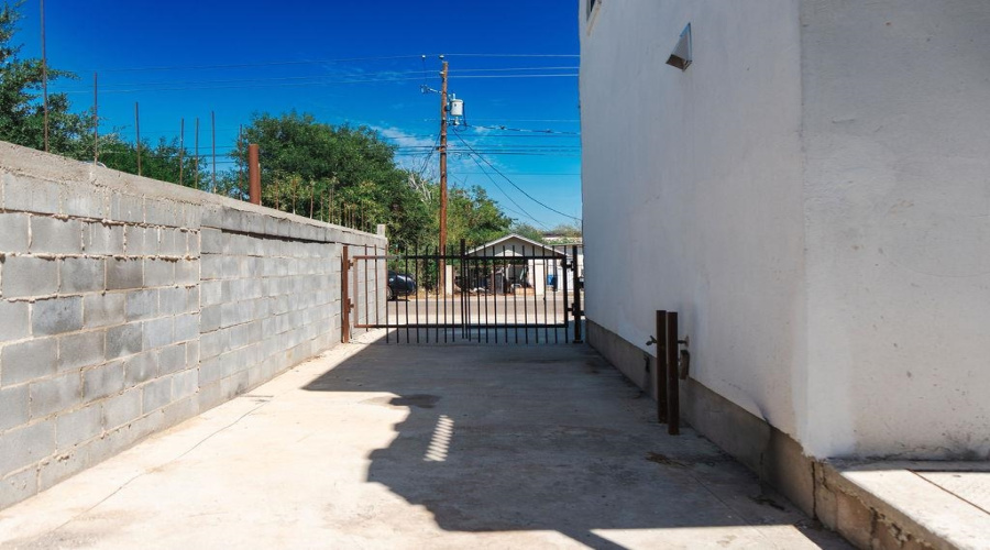 710 N Martin Ave, Laredo, Texas 78043, 5 Bedrooms Bedrooms, 8 Rooms Rooms,2 BathroomsBathrooms,Residential,For Sale,710 N Martin Ave,20261630