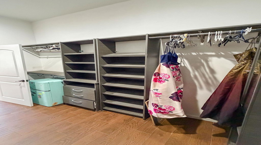 710 N Martin Ave, Laredo, Texas 78043, 5 Bedrooms Bedrooms, 8 Rooms Rooms,2 BathroomsBathrooms,Residential,For Sale,710 N Martin Ave,20261630