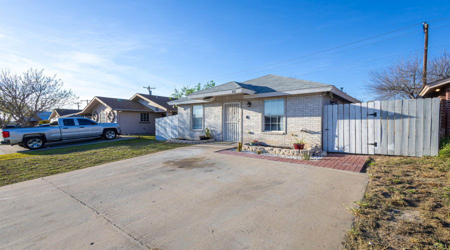 412 Prescott Lp, LAREDO, Texas 78046, 2 Bedrooms Bedrooms, 4 Rooms Rooms,1 BathroomBathrooms,Residential,For Sale,412 Prescott Lp,20261633