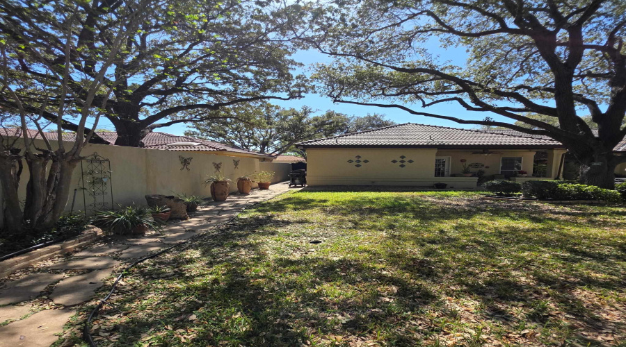 1310 Nicklaus Loop North, Laredo, Texas 78045, 3 Bedrooms Bedrooms, 8 Rooms Rooms,4 BathroomsBathrooms,Residential,For Sale,1310 Nicklaus Loop North,20261636