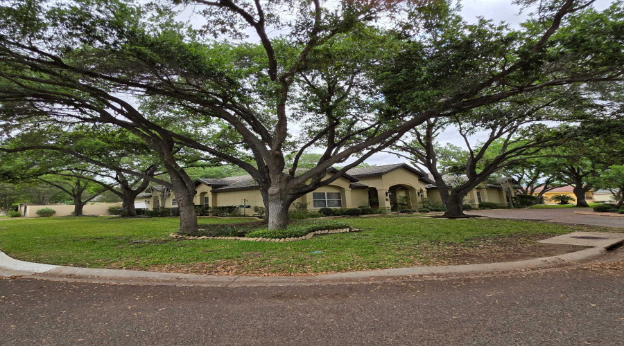 1310 Nicklaus Loop North, Laredo, Texas 78045, 3 Bedrooms Bedrooms, 8 Rooms Rooms,4 BathroomsBathrooms,Residential,For Sale,1310 Nicklaus Loop North,20261636