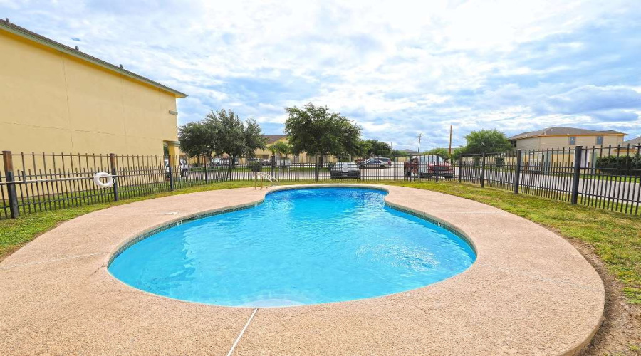 1000 Ranchway Dr, Laredo, Texas 78045, 3 Bedrooms Bedrooms, 7 Rooms Rooms,3 BathroomsBathrooms,Residential,For Sale,1000 Ranchway Dr,20261655