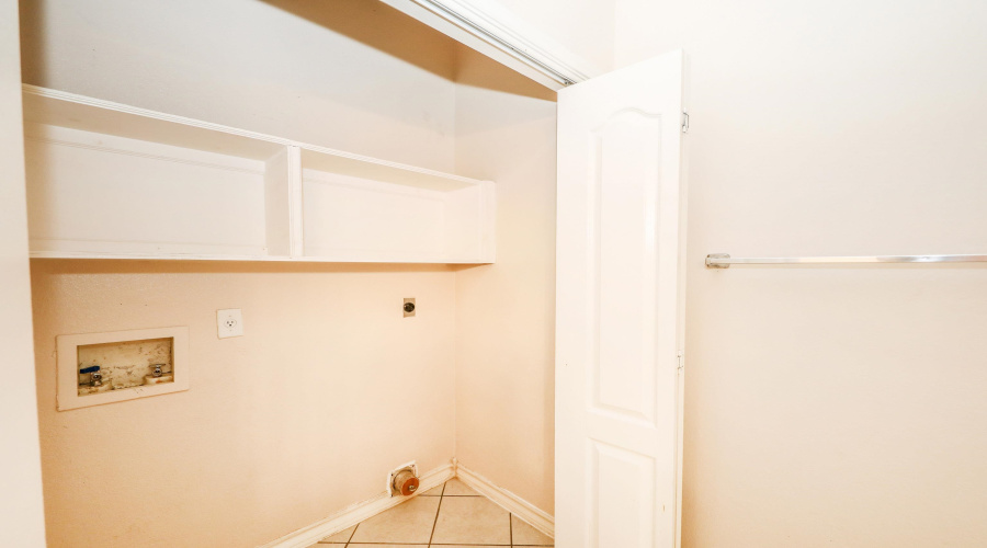 1000 Ranchway Dr, Laredo, Texas 78045, 3 Bedrooms Bedrooms, 7 Rooms Rooms,3 BathroomsBathrooms,Residential,For Sale,1000 Ranchway Dr,20261656