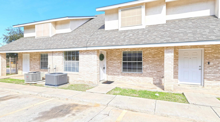 8911 McPherson Rd, Laredo, Texas 78045, 3 Bedrooms Bedrooms, 6 Rooms Rooms,3 BathroomsBathrooms,Residential,For Sale,8911 McPherson Rd,20261657