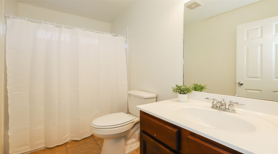 618 Ovenbird Thicket Dr, Laredo, Texas 78045, 3 Bedrooms Bedrooms, 6 Rooms Rooms,2 BathroomsBathrooms,Residential,For Sale,618 Ovenbird Thicket Dr,20261659