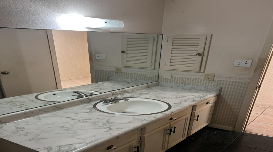 1105 Andrew Ave, Laredo, Texas 78045, 3 Bedrooms Bedrooms, 5 Rooms Rooms,2 BathroomsBathrooms,Residential,For Sale,1105 Andrew Ave,20261662