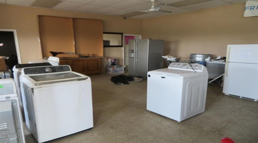 150 S U.S. Hwy 83, Zapata, Texas 78076, 1 Room Rooms,2 BathroomsBathrooms,Commercial retail/office,For Sale,150 S U.S. Hwy 83,20261667