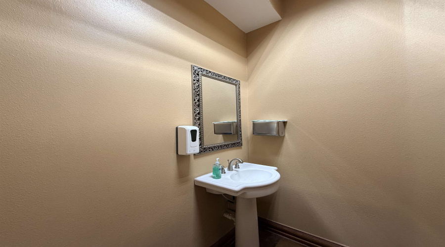 1605 E Del Mar Blvd, Laredo, Texas 78041, 1 Room Rooms,1 BathroomBathrooms,Commercial retail/office,For Rent,1605 E Del Mar Blvd,20261670