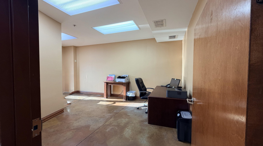 1605 E Del Mar Blvd, Laredo, Texas 78041, 1 Room Rooms,1 BathroomBathrooms,Commercial retail/office,For Rent,1605 E Del Mar Blvd,20261670