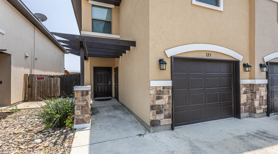 123 Niagara Dr., Laredo, Texas 78045, 3 Bedrooms Bedrooms, 5 Rooms Rooms,2 BathroomsBathrooms,Residential,For Sale,123 Niagara Dr.,20261666