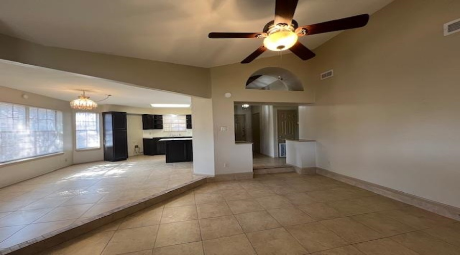 8635 Oakridge Lp, Laredo, Texas 78045, 3 Bedrooms Bedrooms, 5 Rooms Rooms,2 BathroomsBathrooms,Residential,For Rent,8635 Oakridge Lp,20261668
