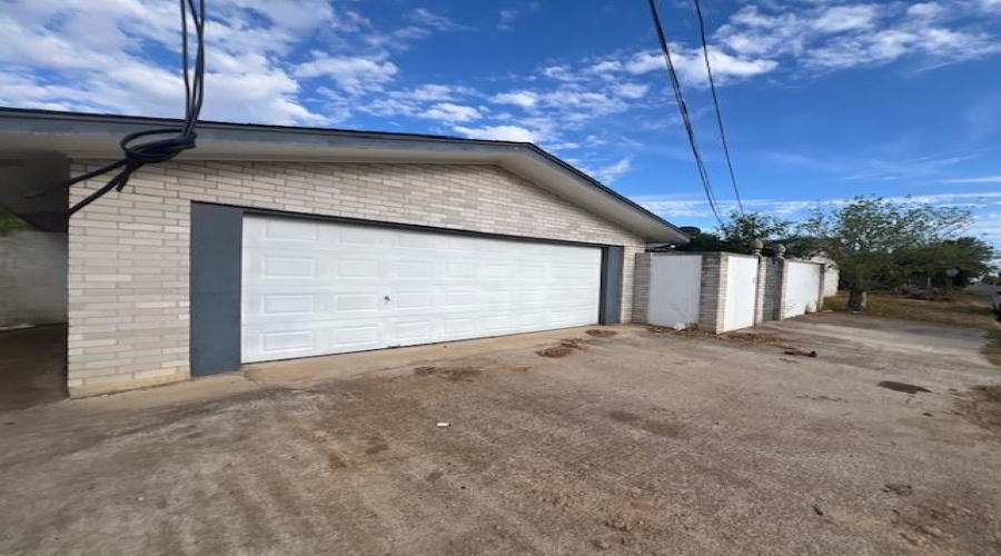 2102 Willow St, LAREDO, Texas 78043-4311, 4 Bedrooms Bedrooms, 7 Rooms Rooms,5 BathroomsBathrooms,Residential,For Sale,2102 Willow St,20261669