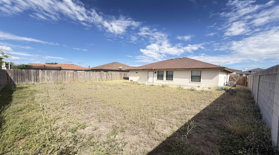 1507 Riddle Dr, Laredo, Texas 78046, 3 Bedrooms Bedrooms, 5 Rooms Rooms,2 BathroomsBathrooms,Residential,For Sale,1507 Riddle Dr,20261673