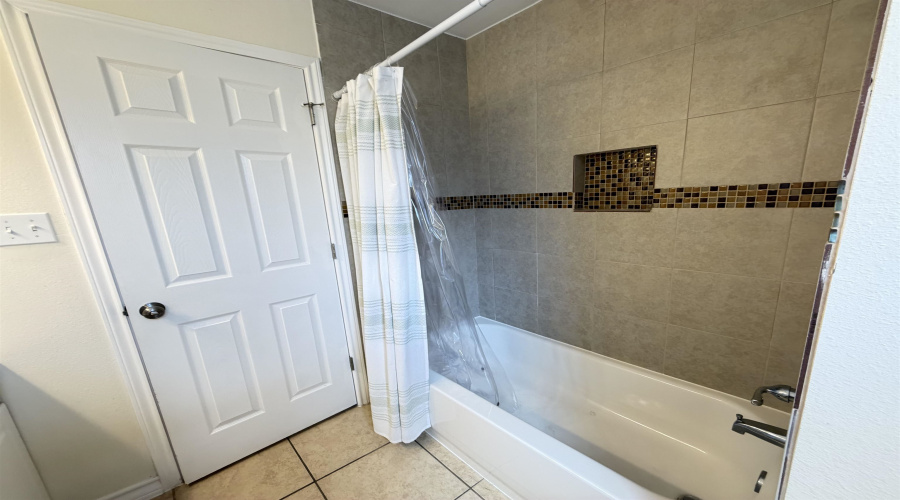 1507 Riddle Dr, Laredo, Texas 78046, 3 Bedrooms Bedrooms, 5 Rooms Rooms,2 BathroomsBathrooms,Residential,For Sale,1507 Riddle Dr,20261673