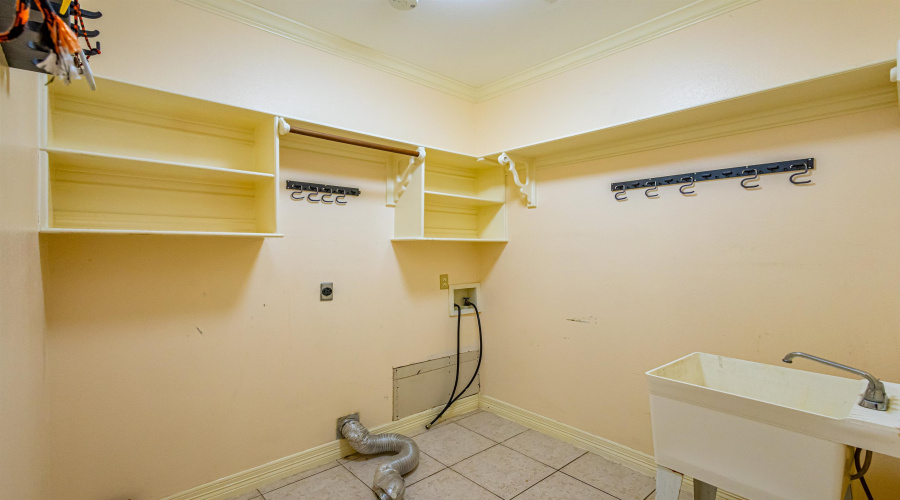 154 Cardinal Ln, Laredo, Texas 78045, 5 Bedrooms Bedrooms, 9 Rooms Rooms,5 BathroomsBathrooms,Residential,For Sale,154 Cardinal Ln,20261674