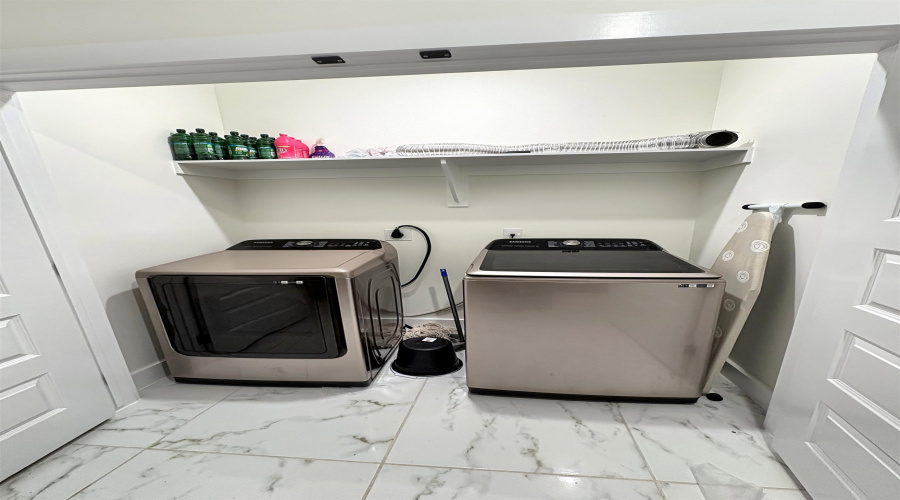 9905 Rosary Ln., Laredo, Texas 78045, 4 Bedrooms Bedrooms, 8 Rooms Rooms,2 BathroomsBathrooms,Residential,For Sale,9905 Rosary Ln.,20261682