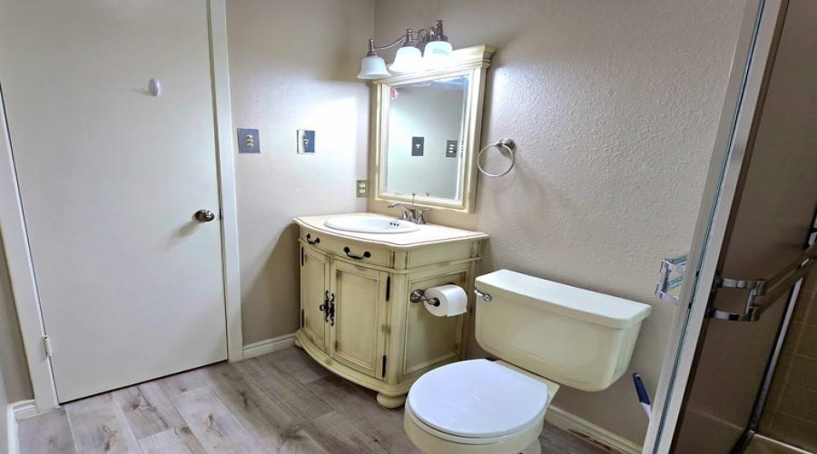 105 Indiana St, Laredo, Texas 78045, 3 Bedrooms Bedrooms, 6 Rooms Rooms,2 BathroomsBathrooms,Residential,For Sale,105 Indiana St,20261683