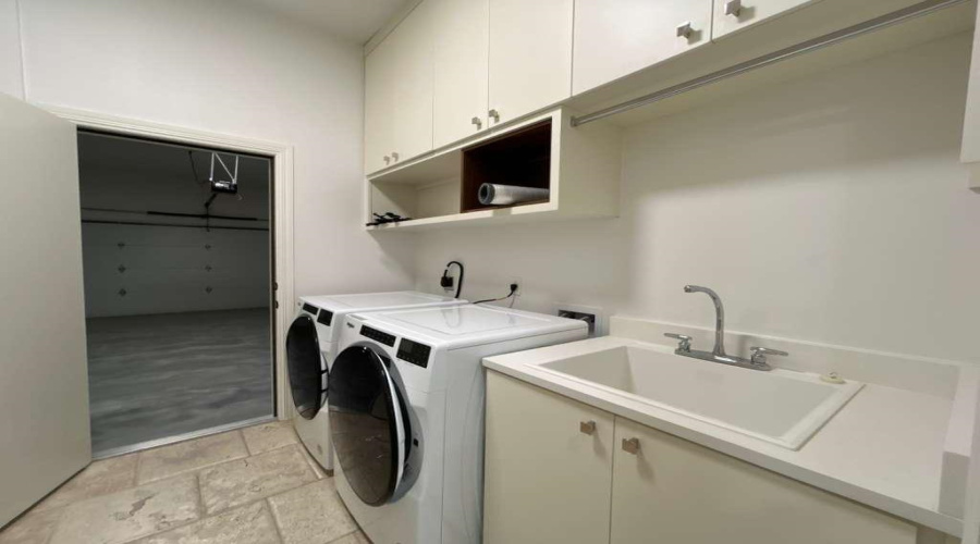 2110 Bermuda Dr, Laredo, Texas 78045, 3 Bedrooms Bedrooms, 8 Rooms Rooms,4 BathroomsBathrooms,Residential,For Rent,2110 Bermuda Dr,20261690